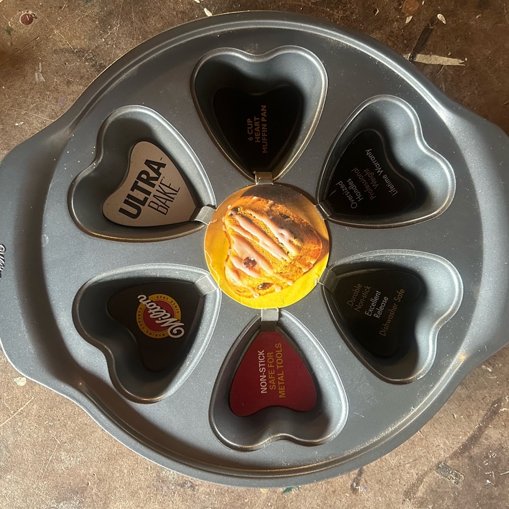 Wilton Ultra Bake Nonstick Heart-Shaped Pan - Gray